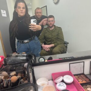 Netta Instagram - השעון יראה חצות ממש עוד רגע,ובחשכה הגדולה ביותר שידענו כעם תתחלף שנה. 
אין מה לסכם. 
אין מה לחגוג . אבל חשוב לציין שפגשתי בחודשים האחרונים גיבורים אמיתיים. כאלו שרואים בסרטים. 
פגשתי את אנה ויוסף, זוג קשישים שהגנו על נכדיהם בבגופם בממד מפני מחבלים ששרצצו את הדלת שלהם בכדורים רבים. הם הצילו את בני משפחתם - וניצלו בעצמם בנס רפואי.
ליוויתי את משפחת יותם חיים שנחטף לעזה . את המתופף שלי תובל אבא שלו רביב ואחותו נויה - ואת איריס אמו שסלחה בגדולת נפש לחיילים שירו בשוגג בבנה יותם - ובכך הצילה גם את חייהם.
המעגל הקרוב שלי התגייס. לא שהייתה ברירה אבל גם לא היתה שאלה. 
נדב שלי , ניב שלי 
ובראש ובראשונה אבא שלי, בגיל 60. 
אין לי שום השראה או מושג לאן מפה, אבל אני מחזיקה חזק בנקודות האור האלה. כדי לא לשכוח שיש אור. 
שיש אהבה. 
למרות שהיא בדרך מפסידה
היא בסוף חייבת לנצח.