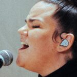 Netta Instagram – בלב פוקע ומתרגש, גאים ומתכבדים להציג: אור ראשון: 
נטע ברזילי – נערי שובה אלי
גרסת אקפלה מרעידת לב לשירה האלמותי של מרגלית צנעני, אשר מצליחה להכיל בתוכה את האיזון הבלתי אפשרי של כאב וצער לצד כח ותקווה, שכולנו חשים בימים אלו. 

נטע ביקשה לספר את הסיפור החשוב שמאחורי ביצוע מצמרר זה: 
אומרים שזה נגע בכולם.
תובל, המתופף הג׳ינג׳י שנמצא בצד ימין שלי, מנגן בלהקה שלי ויצא איתי להופעות מסביב לעולם לא פעם. והיה בשבילי אח גדול תומך כשהרגשתי לבד בדרכים.
בבוקר השביעי באוקטובר, אחיו הקטן של תובל, יותם חיים, נחטף מביתו שבכפר עזה. 
העולם כפי שהכיר אותו התפרק. 
יותם הוא ילד של אור ומוסיקה. גם הוא מתופף בלהקת מטאל.
בבוקר החטיפה שיותם ראה שהמחבלים בדלת, יותם לקח מקלות וניגן על השולחן בממד.כדי להירגע 
אז קראתי לדגל לזהר אחי, שרון פטרובר וטל כהן, 
מתופפים מובילים בארץ בסדיר – והפעם רוקעים להשבתם של יותם ושל עוד 239 חטופים.

זהו הביצוע הראשון מתוך פרויקט ״אור ראשון״ – פרויקט התנדבותי של מספר גדול של אנשי וידאו וסאונד מהמובילים בישראל. כולנו יחד אמונה ותקווה כי המוזיקה שלנו תהווה סדק אור ראשון דרכו כולנו כחברה נוכל לגשש ולקום מתוך העלטה של אירועי ה-7 באוקטובר והמלחמה. כל ההכנסות מהפרויקט קודש לארגון לתת ומערך סיוע החירום שלו עבור נפגעי המלחמה. פרטים נוספים, דרכי תרומה ניתן למצוא באתר ארגון לתת ובלינק בביו:

they say that it touched everyone.
Everybody knows somebody.
Tuval, the drummer the redheaded fella on my right, plays in my band and has gone on tour with me around the world more than once. He was like a big brother to me, supporting me when I felt alone on the road.
On the seventh morning of October, Tovel’s younger brother, Yotam Hayim, was kidnapped from his home in Kfar Aza.
The world as we knew it fell apart.
Yotam is a child of light and music. He is also a drummer in a metal band.
So I called my own fbig brother Zohar, Sharon Petrover, and Tal Cohen,
leading drummers in the country – and this time they are coming together to stomp, to support the return of Yotam and 239 other kidnapped individuals.

This is the first performance in the “First Light” project – a voluntary initiative by talented video and sound professionals in Israel. All the proceeds from the project are dedicated to the Leta’at Organization, which supports those in need who are afflicted by the war.