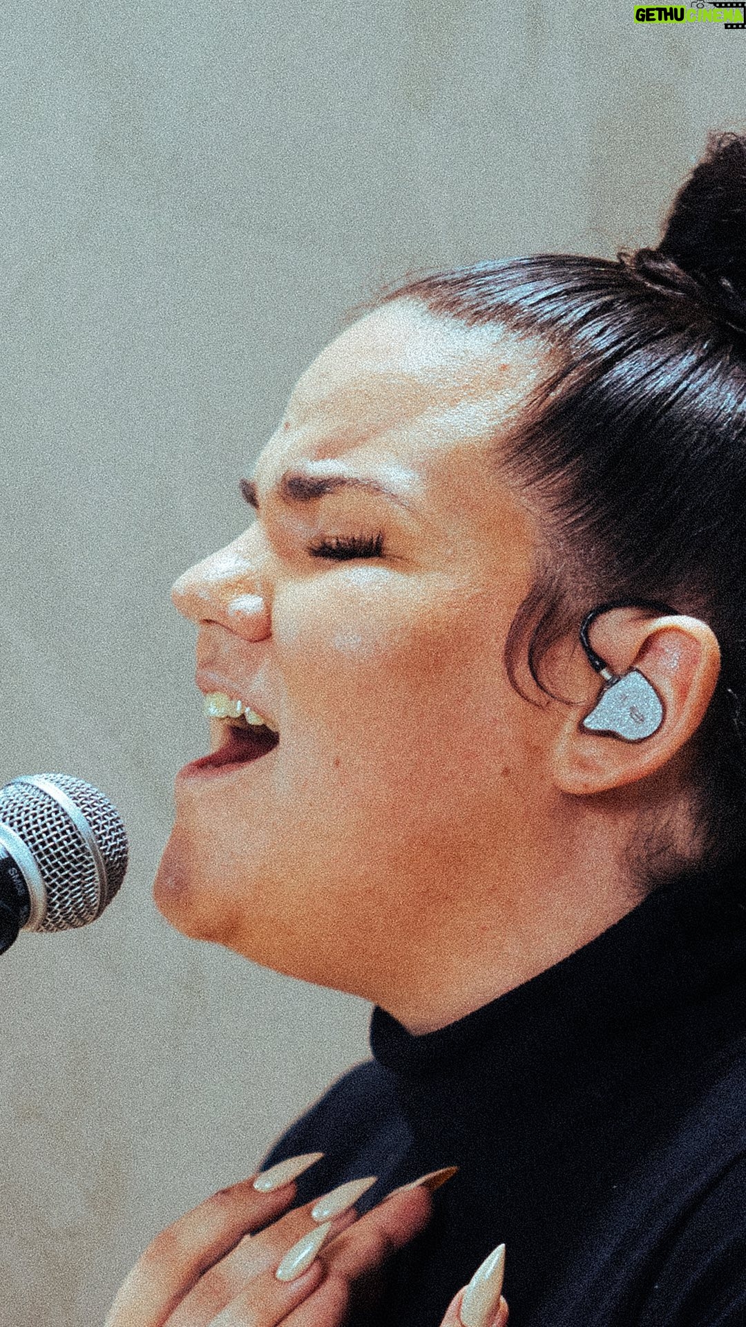 Netta - 11.6K Likes - בלב פוקע ומתרגש, גאים ומתכבדים להציג: אור ראשון:
נטע ברזילי - נערי שובה אלי
גרסת אקפלה מרעידת לב לשירה האלמותי של מרגלית צנעני, אשר מצליחה להכיל בתוכה את האיזון הבלתי אפשרי של כאב וצער לצד כח ותקווה, שכולנו חשים בימים אלו.
נטע ביקשה לספר את הסיפור החשוב שמאחורי ביצוע מצמרר זה:
אומרים שזה נגע בכולם.
תובל, המתופף הג׳ינג׳י שנמצא בצד ימין שלי, מנגן בלהקה שלי ויצא איתי להופעות מסביב לעולם לא פעם. והיה בשבילי אח גדול תומך כשהרגשתי לבד בדרכים.
בבוקר השביעי באוקטובר, אחיו הקטן של תובל, יותם חיים, נחטף מביתו שבכפר עזה.
העולם כפי שהכיר אותו התפרק.
יותם הוא ילד של אור ומוסיקה. גם הוא מתופף בלהקת מטאל.
בבוקר החטיפה שיותם ראה שהמחבלים בדלת, יותם לקח מקלות וניגן על השולחן בממד.כדי להירגע
אז קראתי לדגל לזהר אחי, שרון פטרובר וטל כהן,
מתופפים מובילים בארץ בסדיר - והפעם רוקעים להשבתם של יותם ושל עוד 239 חטופים.
זהו הביצוע הראשון מתוך פרויקט ״אור ראשון״ - פרויקט התנדבותי של מספר גדול של אנשי וידאו וסאונד מהמובילים בישראל. כולנו יחד אמונה ותקווה כי המוזיקה שלנו תהווה סדק אור ראשון דרכו כולנו כחברה נוכל לגשש ולקום מתוך העלטה של אירועי ה-7 באוקטובר והמלחמה. כל ההכנסות מהפרויקט קודש לארגון לתת ומערך סיוע החירום שלו עבור נפגעי המלחמה. פרטים נוספים, דרכי תרומה ניתן למצוא באתר ארגון לתת ובלינק בביו:
they say that it touched everyone.
Everybody knows somebody.
Tuval, the drummer the redheaded fella on my right, plays in my band and has gone on tour with me around the world more than once. He was like a big brother to me, supporting me when I felt alone on the road.
On the seventh morning of October, Tovel’s younger brother, Yotam Hayim, was kidnapped from his home in Kfar Aza.
The world as we knew it fell apart.
Yotam is a child of light and music. He is also a drummer in a metal band.
So I called my own fbig brother Zohar, Sharon Petrover, and Tal Cohen,
leading drummers in the country - and this time they are coming together to stomp, to support the return of Yotam and 239 other kidnapped individuals.
This is the first performance in the “First Light” project - a voluntary initiative by talented video and sound professionals in Israel. All the proceeds from the project are dedicated to the Leta’at Organization, which supports those in need who are afflicted by the war.