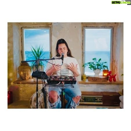 Netta Instagram - ״אני נכנסת לאולפן וכל המילים שיוצאות לי הן בעברית מאז״, מספרת נטע ברזילי על הדי המלחמה במוזיקה שלה, ״אני חושבת שמה שאני צריכה זה משהו נעים ומנחם, אני צריכה חיבוק. אני חושבת הרבה באולפן על איך חיבוק נשמע, וככה אני שרה. קודם כל בשביל לרפא את עצמי״. בפרק החדש של ״שיר תקווה״ מעניקה נטע ביצוע מלא גרוב ונשמה ל״ימים של שקט״, ומספרת על האם השכולה שגרמה לה לחזור ללבוש נצנצים אחרי השבעה באוקטובר. ביצוע: נטע ברזילי ניהול אמנותי: אבישי חורי ניהול הפקה: שיר שרוני עיבוד מוסיקלי: נטע ברזילי ואבשלום אריאל בימוי ועריכה: קרן רוזנברג צילום: קרן רוזנברג, שניר קציר הקלטת סאונד: ערן בוטביקה מיקס: עומר שוסטר עיצוב ואנימציה: סטודיו דב אברמסון ניהול פרויקט: אייל לויט מנהל בית אבי חי: ד”ר דוד רוזנסון צולם בשיפטודיו של מושיק גאלמין