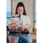 Netta Instagram - אני גרה מעל הים ביפו ובתקופה שכבר היה מותר לשאול את עצמך איך אתה מרגיש, הים סער. זה לא דימוי זאת עובדה. המים כמעט בלעו את הבית קפה מתחת לבית שלי. אין מקום ללכת. אין מקום לשבת. אי אפשר אפילו לעמוד. רק לצוף. להילחם בגלים. טוב, אולי זה גם דימוי. אבל אז עשיתי את הדבר הכי טבעי שאפשר לעשות, וניסיתי להרים טיפה את הראש. לכיוון האופק. גם אם הוא נראה ממש רחוק. גם אם הוא עדיין מעורפל. הוא שם. וחשוב מדי פעם להביט לעברו כדי לזכור את זה. הים סוער והימים עדיין סוערים. אבל המעקה הדמיוני שאני נאחזת בו זה שכמו בטבע, יש מן וודאות לא מוסברת, שאחרי הסערה, איפשהו באופק, מחכה לנו ים שקט. וימים שקטים. ❤️ ביצוע: נטע ברזילי ניהול אמנותי: אבישי חורי ניהול הפקה: שיר שרוני עיבוד מוסיקלי: נטע ברזילי ואבשלום אריאל בימוי ועריכה: קרן רוזנברג צילום: קרן רוזנברג, שניר קציר הקלטת סאונד: ערן בוטביקה מיקס: עומר שוסטר עיצוב ואנימציה: סטודיו דב אברמסון ניהול פרויקט: אייל לויט מנהל בית אבי חי: ד”ר דוד רוזנסון צולם בשיפטודיו של מושיק גאלמין