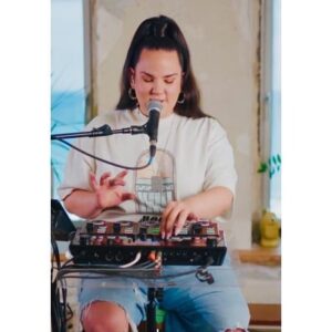 Netta Instagram - אני גרה מעל הים ביפו ובתקופה שכבר היה מותר לשאול את עצמך איך אתה מרגיש, הים סער. זה לא דימוי זאת עובדה. המים כמעט בלעו את הבית קפה מתחת לבית שלי.  אין מקום ללכת. אין מקום לשבת. אי אפשר אפילו לעמוד. רק לצוף. להילחם בגלים. טוב, אולי זה גם דימוי. אבל אז עשיתי את הדבר הכי טבעי שאפשר לעשות, וניסיתי להרים טיפה את הראש. לכיוון האופק. גם אם הוא נראה ממש רחוק. גם אם הוא עדיין מעורפל. הוא שם. וחשוב מדי פעם להביט לעברו כדי לזכור את זה. הים סוער והימים עדיין סוערים. אבל המעקה הדמיוני שאני נאחזת בו זה שכמו בטבע, יש מן וודאות לא מוסברת, שאחרי הסערה, איפשהו באופק, מחכה לנו ים שקט. וימים שקטים. 
❤️

ביצוע: נטע ברזילי
ניהול אמנותי: אבישי חורי
ניהול הפקה: שיר שרוני
עיבוד מוסיקלי: נטע ברזילי ואבשלום אריאל
בימוי ועריכה: קרן רוזנברג
צילום: קרן רוזנברג, שניר קציר
הקלטת סאונד: ערן בוטביקה
מיקס: עומר שוסטר
עיצוב ואנימציה: סטודיו דב אברמסון
ניהול פרויקט: אייל לויט
מנהל בית אבי חי: ד”ר דוד רוזנסון
צולם בשיפטודיו של מושיק גאלמין