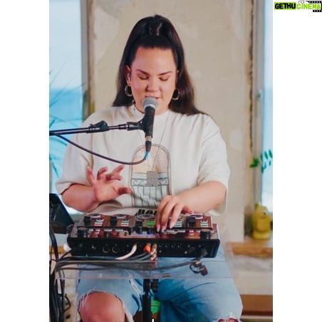 Netta - 11.5K Likes - אני גרה מעל הים ביפו ובתקופה שכבר היה מותר לשאול את עצמך איך אתה מרגיש, הים סער. זה לא דימוי זאת עובדה. המים כמעט בלעו את הבית קפה מתחת לבית שלי. אין מקום ללכת. אין מקום לשבת. אי אפשר אפילו לעמוד. רק לצוף. להילחם בגלים. טוב, אולי זה גם דימוי. אבל אז עשיתי את הדבר הכי טבעי שאפשר לעשות, וניסיתי להרים טיפה את הראש. לכיוון האופק. גם אם הוא נראה ממש רחוק. גם אם הוא עדיין מעורפל. הוא שם. וחשוב מדי פעם להביט לעברו כדי לזכור את זה. הים סוער והימים עדיין סוערים. אבל המעקה הדמיוני שאני נאחזת בו זה שכמו בטבע, יש מן וודאות לא מוסברת, שאחרי הסערה, איפשהו באופק, מחכה לנו ים שקט. וימים שקטים.
❤️
ביצוע: נטע ברזילי
ניהול אמנותי: אבישי חורי
ניהול הפקה: שיר שרוני
עיבוד מוסיקלי: נטע ברזילי ואבשלום אריאל
בימוי ועריכה: קרן רוזנברג
צילום: קרן רוזנברג, שניר קציר
הקלטת סאונד: ערן בוטביקה
מיקס: עומר שוסטר
עיצוב ואנימציה: סטודיו דב אברמסון
ניהול פרויקט: אייל לויט
מנהל בית אבי חי: ד”ר דוד רוזנסון
צולם בשיפטודיו של מושיק גאלמין