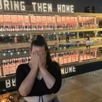 Netta Instagram - השעון יראה חצות ממש עוד רגע,ובחשכה הגדולה ביותר שידענו כעם תתחלף שנה. אין מה לסכם. אין מה לחגוג . אבל חשוב לציין שפגשתי בחודשים האחרונים גיבורים אמיתיים. כאלו שרואים בסרטים. פגשתי את אנה ויוסף, זוג קשישים שהגנו על נכדיהם בבגופם בממד מפני מחבלים ששרצצו את הדלת שלהם בכדורים רבים. הם הצילו את בני משפחתם - וניצלו בעצמם בנס רפואי. ליוויתי את משפחת יותם חיים שנחטף לעזה . את המתופף שלי תובל אבא שלו רביב ואחותו נויה - ואת איריס אמו שסלחה בגדולת נפש לחיילים שירו בשוגג בבנה יותם - ובכך הצילה גם את חייהם. המעגל הקרוב שלי התגייס. לא שהייתה ברירה אבל גם לא היתה שאלה. נדב שלי , ניב שלי ובראש ובראשונה אבא שלי, בגיל 60. אין לי שום השראה או מושג לאן מפה, אבל אני מחזיקה חזק בנקודות האור האלה. כדי לא לשכוח שיש אור. שיש אהבה. למרות שהיא בדרך מפסידה היא בסוף חייבת לנצח.