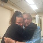 Netta Instagram - השעון יראה חצות ממש עוד רגע,ובחשכה הגדולה ביותר שידענו כעם תתחלף שנה. אין מה לסכם. אין מה לחגוג . אבל חשוב לציין שפגשתי בחודשים האחרונים גיבורים אמיתיים. כאלו שרואים בסרטים. פגשתי את אנה ויוסף, זוג קשישים שהגנו על נכדיהם בבגופם בממד מפני מחבלים ששרצצו את הדלת שלהם בכדורים רבים. הם הצילו את בני משפחתם - וניצלו בעצמם בנס רפואי. ליוויתי את משפחת יותם חיים שנחטף לעזה . את המתופף שלי תובל אבא שלו רביב ואחותו נויה - ואת איריס אמו שסלחה בגדולת נפש לחיילים שירו בשוגג בבנה יותם - ובכך הצילה גם את חייהם. המעגל הקרוב שלי התגייס. לא שהייתה ברירה אבל גם לא היתה שאלה. נדב שלי , ניב שלי ובראש ובראשונה אבא שלי, בגיל 60. אין לי שום השראה או מושג לאן מפה, אבל אני מחזיקה חזק בנקודות האור האלה. כדי לא לשכוח שיש אור. שיש אהבה. למרות שהיא בדרך מפסידה היא בסוף חייבת לנצח.