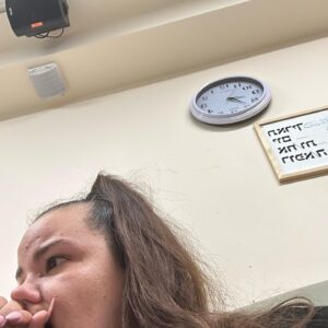 Netta Instagram - השעון יראה חצות ממש עוד רגע,ובחשכה הגדולה ביותר שידענו כעם תתחלף שנה. 
אין מה לסכם. 
אין מה לחגוג . אבל חשוב לציין שפגשתי בחודשים האחרונים גיבורים אמיתיים. כאלו שרואים בסרטים. 
פגשתי את אנה ויוסף, זוג קשישים שהגנו על נכדיהם בבגופם בממד מפני מחבלים ששרצצו את הדלת שלהם בכדורים רבים. הם הצילו את בני משפחתם - וניצלו בעצמם בנס רפואי.
ליוויתי את משפחת יותם חיים שנחטף לעזה . את המתופף שלי תובל אבא שלו רביב ואחותו נויה - ואת איריס אמו שסלחה בגדולת נפש לחיילים שירו בשוגג בבנה יותם - ובכך הצילה גם את חייהם.
המעגל הקרוב שלי התגייס. לא שהייתה ברירה אבל גם לא היתה שאלה. 
נדב שלי , ניב שלי 
ובראש ובראשונה אבא שלי, בגיל 60. 
אין לי שום השראה או מושג לאן מפה, אבל אני מחזיקה חזק בנקודות האור האלה. כדי לא לשכוח שיש אור. 
שיש אהבה. 
למרות שהיא בדרך מפסידה
היא בסוף חייבת לנצח.