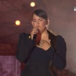 Netta Instagram - ללא ספק יום השואה הכי קשה שהיה לי. עומס רגשי שלא בדיוק איפשר לי לשיר, אבלות ובושה יחד. אני גדלתי בבית שלא תמיד שמר מסורת אבל תמיד כיבד אותה ולקח ממנה את הדברים היפים, צמים בכיפור כדי להיות ביחד ולהתבונן פנימה, לא מתוך פחד. עושים קידוש כדי להגיד תודה על מה שיש. כשנסענו למחנות ההשמדה בפולין אני זוכרת שמול ערמות הנעליים והמשקפיים היה לי קשה לבכות. אבל כשחזרנו למלון והיה נר ראשון של חנוכה (כשבכלל שכחתי שחנוכה) פתאום דווקא אז, באמצע חדר האוכל במלון ההוא בפולין כשברכנו על הנרות, התפרקתי. אני אפילו לא יודעת עד הסוף למה. אולי כי לפני 80 שנה, אנשים שביקשו לשמר בדיוק את המסורת הזאת נרדפו ונלקחו אל מותם. ובימים האלה, כשיש תחושה חזקה שהעולם נסגר, שאנחנו שוב לבד ושהלבד הזה דורש יחד. ״ניגונים״ - מתוך טקס יום הזיכרון לשואה ולגבורה ביד מרדכי