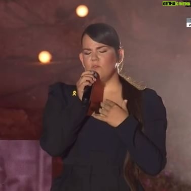 Netta Instagram - ללא ספק יום השואה הכי קשה שהיה לי. עומס רגשי שלא בדיוק איפשר לי לשיר, אבלות ובושה יחד. אני גדלתי בבית שלא תמיד שמר מסורת אבל תמיד כיבד אותה ולקח ממנה את הדברים היפים, צמים בכיפור כדי להיות ביחד ולהתבונן פנימה, לא מתוך פחד. עושים קידוש כדי להגיד תודה על מה שיש. כשנסענו למחנות ההשמדה בפולין אני זוכרת שמול ערמות הנעליים והמשקפיים היה לי קשה לבכות. אבל כשחזרנו למלון והיה נר ראשון של חנוכה (כשבכלל שכחתי שחנוכה) פתאום דווקא אז, באמצע חדר האוכל במלון ההוא בפולין כשברכנו על הנרות, התפרקתי. אני אפילו לא יודעת עד הסוף למה. אולי כי לפני 80 שנה, אנשים שביקשו לשמר בדיוק את המסורת הזאת נרדפו ונלקחו אל מותם. ובימים האלה, כשיש תחושה חזקה שהעולם נסגר, שאנחנו שוב לבד ושהלבד הזה דורש יחד. ״ניגונים״ - מתוך טקס יום הזיכרון לשואה ולגבורה ביד מרדכי
