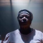 Neusa Borges Instagram – Na última segunda-feira (20), Dia da Consciência Negra,  foi ao ar na TV Globo o especial Falas Negras que apresentou o último episódio Histórias (Im)possíveis, intitulado “LEVANTE”.

Parafraseando a Maria Benedita (Bêne), hoje eu quero agradecer a presença de todos vocês aqui…. Eu estou na arte há quase sete décadas, sendo 55 anos como atriz!! Isso mesmo, porquê antes eu era cantora, como todos vocês já sabem. Como atriz eu tive a oportunidade de atuar na TV, no cinema, no teatro e no streaming. Sendo que dos inúmeros papéis que vivi na arte, a maioria foram e ainda são personagens estereotipados. 

Acredito que os personagens para atrizes e atores negros já evoluíram muito, mas acredito que ainda não é o suficiente se levarmos em consideração com à população negra no país.

Não sei ainda se verei neste plano o tão sonhado progresso de verdade na arte, mas lutamos para que homens e mulheres negras recebam de forma igualitária (salários), pelos mesmos ofícios que são pagos aos atores considerados brancos. Ainda não chegamos lá, mas estamos no caminho. 

E mudando de assunto, esse episódio da série é digno de muitos prêmios!!

As autoras @gracepasso @recine12  e @jaquelinem.souza eu só tenho que agradecer por esse presente chamado Benê, aos diretores @luisalim @everlane.moraes e @fabioraps.rodrigo, o olhar de vocês em cada cena foi muito importante. @oclaynascimento a sua preparação potecializou o espetáculo exibido na TV aberta. Obrigada à toda equipe, desde a maquiagem até a técnica. Ninguém faz nada sozinho!!! 

Vejam essa série e reflitam!!!!

🎥 TV Globo 

#neusaborges 
#falasnegras 
#benê