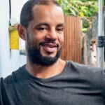 Neusa Borges Instagram - #Novidades | Hoje (01), é o #DiadoTrabalhador e nada mais satisfatório para mim do que anunciar que, dia 23 maio, mais um trabalho meu chega às telas dos #cinemas. E vou lhe dizer o elenco, a direção e a produção é talentosíssima!!! Vamos lotar as salas dos cinemas, conto com vocês. Beijos!! #Repost @globofilmes with @use.repost ・・・ Mermão, o elenco de #AFestaDeLéo, primeiro filme do grupo Nós do Morro, tira onda! Sente a pressão: #ArthurFerreira, #JonathanHaagensen, #CintiaRosa, #NeusaBorges, #JuanPaiva, #BabuSantana, #RobertaRodrigues, #MarcelloMeloJr, #ThiagoMartins... O bonde é pesado! Ao todo, são 47 personagens, a maioria deles interpretada pela galera formada no celeiro de talentos da favela do Vidigal, no Rio de Janeiro. O filme, que chega aos cinemas dia 30 de maio, mostra a confusão que rola quando, às vésperas da primeira festa de aniversário do menino de 12 anos, Rita, a mãe, descobre que a grana juntada a duras penas foi roubada. Papo reto: geral vai adorar! #AFestaDeLeo #filme #nósdomorro #cinema #filmebrasileiro #filmenacional #GloboFilmes