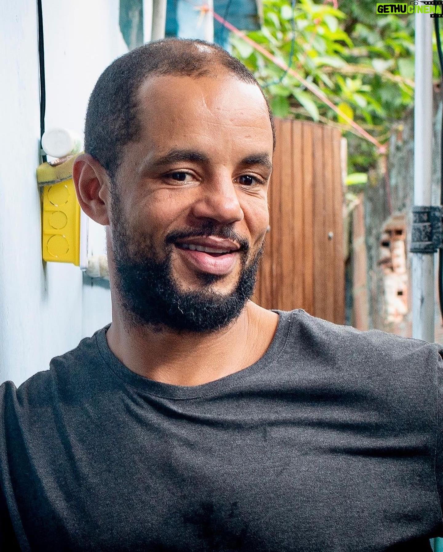 Neusa Borges Instagram - #Novidades | Hoje (01), é o #DiadoTrabalhador e nada mais satisfatório para mim do que anunciar que, dia 23 maio, mais um trabalho meu chega às telas dos #cinemas. E vou lhe dizer o elenco, a direção e a produção é talentosíssima!!! Vamos lotar as salas dos cinemas, conto com vocês. Beijos!! #Repost @globofilmes with @use.repost ・・・ Mermão, o elenco de #AFestaDeLéo, primeiro filme do grupo Nós do Morro, tira onda! Sente a pressão: #ArthurFerreira, #JonathanHaagensen, #CintiaRosa, #NeusaBorges, #JuanPaiva, #BabuSantana, #RobertaRodrigues, #MarcelloMeloJr, #ThiagoMartins... O bonde é pesado! Ao todo, são 47 personagens, a maioria deles interpretada pela galera formada no celeiro de talentos da favela do Vidigal, no Rio de Janeiro. O filme, que chega aos cinemas dia 30 de maio, mostra a confusão que rola quando, às vésperas da primeira festa de aniversário do menino de 12 anos, Rita, a mãe, descobre que a grana juntada a duras penas foi roubada. Papo reto: geral vai adorar! #AFestaDeLeo #filme #nósdomorro #cinema #filmebrasileiro #filmenacional #GloboFilmes