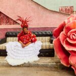 Neusa Borges Instagram - Já lhe avisaram que, hoje, logo após Renascer, tem mais um super episódio da série mais carnavalesca do Brasil chamada ENCANTADO’S? Se não, cola lá na telinha @tvglobo! A Tia Ambrosia e todo elenco espera por vocês…beijos!!! 📷 TV Globo #encantados #tiaambrosia #neusaborges