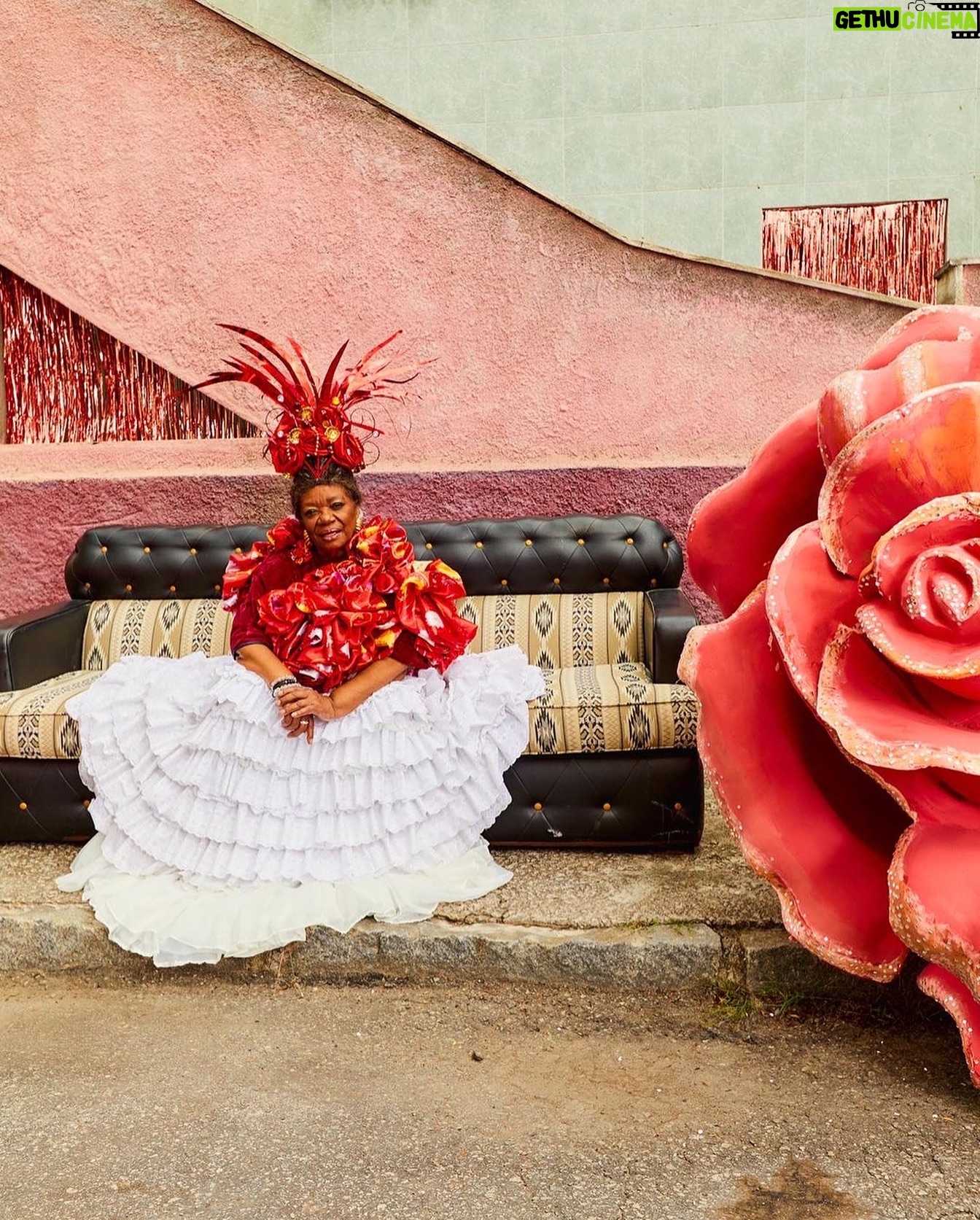 Neusa Borges Instagram - Já lhe avisaram que, hoje, logo após Renascer, tem mais um super episódio da série mais carnavalesca do Brasil chamada ENCANTADO’S? Se não, cola lá na telinha @tvglobo! A Tia Ambrosia e todo elenco espera por vocês…beijos!!! 📷 TV Globo #encantados #tiaambrosia #neusaborges