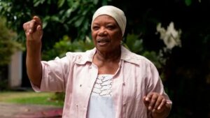 Neusa Borges Instagram - O cinema brasileiro é uma das minhas maiores paixões. Mussum, o filmis para mim foi um dos maiores presentes, ganhei até prêmio como Melhor Atriz Coadjuvante por interpretar a Malvina, mãe de Mussum. 

Nossa quantos trabalhos eu já fiz e ainda faço na TV, no Cinema e no teatro, mesmo assim os salários ainda não se igualaram e está longe de se igualar, digo e repito eu só irei acreditar que as coisas para os negros melhoraram quando o salário for o mesmo para negros e brancos ao desempenharem o mesmo trabalho, isso eu digo porque estou há 67 anos no mercado de trabalho e não vi equiparação salarial.

Eu sempre tive uma implicância muito grande com diretores, autores, produtores, que vêm com essa conversa de que não existe atores negros no Brasil. Isso já doeu para muitos, até para aqueles que se foram. O que não existe é uma sequência de trabalho. E sigo na luta enquanto eu estiver por aqui!!

Bom domingo. Vamos refletir e progredir #BRASIL!!

📷 @desireedovalle 

#neusaborges
