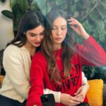 Neva Leoni Instagram – In questa famiglia ci siamo divise i compiti:
Io sono la logica e il senso pratico, tu sei l’emotività, la spontaneità del momento. 
Io sono il cervello e tu sei il cuore…il che vuol dire che comunque siamo messi malissimo.
Buon compleanno alla mia metà, al lato leggero di me, alla mia compagna di casini e complice per la vita🌼 ti voglio bene @margheritaperla nell’ultima foto ti ho messo un suggerimento su come festeggiare finché non torno