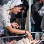 Neva Leoni Instagram - Questa coraggiosa neonata (e tanti altri infanti sul set) hanno dovuto subire le mie irritanti attenzioni durante le riprese di #cuori2 Fate sì che il loro sacrificio non sia stato invano. Guardate la puntata stasera. Alle 21:25 Su @rai1official