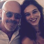 Neva Leoni Instagram - Buon compleanno befanone♥️ Qui alla fine mi sono sposata sai? Ora sono una donna sposata che ha comprato casa col marito e l’abbiamo rimessa a posto come piace a noi! Mi chiedo ogni giorno cosa ne penseresti tu, su quante cose avremmo discusso e su quante mi avresti consigliato…mi sono anche fatta un tatuaggio, cosa che non avresti apprezzato all’inizio ma, visto che mi sono tatuata la tua firma, alla fine gongoleresti un pochino… Ti penso ogni giorno. E mi manchi sempre come se mi mancasse un braccio, ma adesso posso concedermi di ricordarmi di noi e non fa più male come prima…è sempre doloroso, ma più “gestibile“. Salutami i nonni e il caro Paolo, brindate a te e a noi che siamo rimasti qua e vi pensiamo sempre, ci rivedremo tutti insieme prima o poi♥️