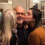 Neva Leoni Instagram - Buon compleanno befanone♥️ Qui alla fine mi sono sposata sai? Ora sono una donna sposata che ha comprato casa col marito e l’abbiamo rimessa a posto come piace a noi! Mi chiedo ogni giorno cosa ne penseresti tu, su quante cose avremmo discusso e su quante mi avresti consigliato…mi sono anche fatta un tatuaggio, cosa che non avresti apprezzato all’inizio ma, visto che mi sono tatuata la tua firma, alla fine gongoleresti un pochino… Ti penso ogni giorno. E mi manchi sempre come se mi mancasse un braccio, ma adesso posso concedermi di ricordarmi di noi e non fa più male come prima…è sempre doloroso, ma più “gestibile“. Salutami i nonni e il caro Paolo, brindate a te e a noi che siamo rimasti qua e vi pensiamo sempre, ci rivedremo tutti insieme prima o poi♥️