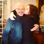 Neva Leoni Instagram - Buon compleanno befanone♥️ Qui alla fine mi sono sposata sai? Ora sono una donna sposata che ha comprato casa col marito e l’abbiamo rimessa a posto come piace a noi! Mi chiedo ogni giorno cosa ne penseresti tu, su quante cose avremmo discusso e su quante mi avresti consigliato…mi sono anche fatta un tatuaggio, cosa che non avresti apprezzato all’inizio ma, visto che mi sono tatuata la tua firma, alla fine gongoleresti un pochino… Ti penso ogni giorno. E mi manchi sempre come se mi mancasse un braccio, ma adesso posso concedermi di ricordarmi di noi e non fa più male come prima…è sempre doloroso, ma più “gestibile“. Salutami i nonni e il caro Paolo, brindate a te e a noi che siamo rimasti qua e vi pensiamo sempre, ci rivedremo tutti insieme prima o poi♥️