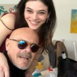 Neva Leoni Instagram - Buon compleanno befanone♥️ Qui alla fine mi sono sposata sai? Ora sono una donna sposata che ha comprato casa col marito e l’abbiamo rimessa a posto come piace a noi! Mi chiedo ogni giorno cosa ne penseresti tu, su quante cose avremmo discusso e su quante mi avresti consigliato…mi sono anche fatta un tatuaggio, cosa che non avresti apprezzato all’inizio ma, visto che mi sono tatuata la tua firma, alla fine gongoleresti un pochino… Ti penso ogni giorno. E mi manchi sempre come se mi mancasse un braccio, ma adesso posso concedermi di ricordarmi di noi e non fa più male come prima…è sempre doloroso, ma più “gestibile“. Salutami i nonni e il caro Paolo, brindate a te e a noi che siamo rimasti qua e vi pensiamo sempre, ci rivedremo tutti insieme prima o poi♥️