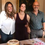 Neva Leoni Instagram - Buon compleanno befanone♥️ Qui alla fine mi sono sposata sai? Ora sono una donna sposata che ha comprato casa col marito e l’abbiamo rimessa a posto come piace a noi! Mi chiedo ogni giorno cosa ne penseresti tu, su quante cose avremmo discusso e su quante mi avresti consigliato…mi sono anche fatta un tatuaggio, cosa che non avresti apprezzato all’inizio ma, visto che mi sono tatuata la tua firma, alla fine gongoleresti un pochino… Ti penso ogni giorno. E mi manchi sempre come se mi mancasse un braccio, ma adesso posso concedermi di ricordarmi di noi e non fa più male come prima…è sempre doloroso, ma più “gestibile“. Salutami i nonni e il caro Paolo, brindate a te e a noi che siamo rimasti qua e vi pensiamo sempre, ci rivedremo tutti insieme prima o poi♥️