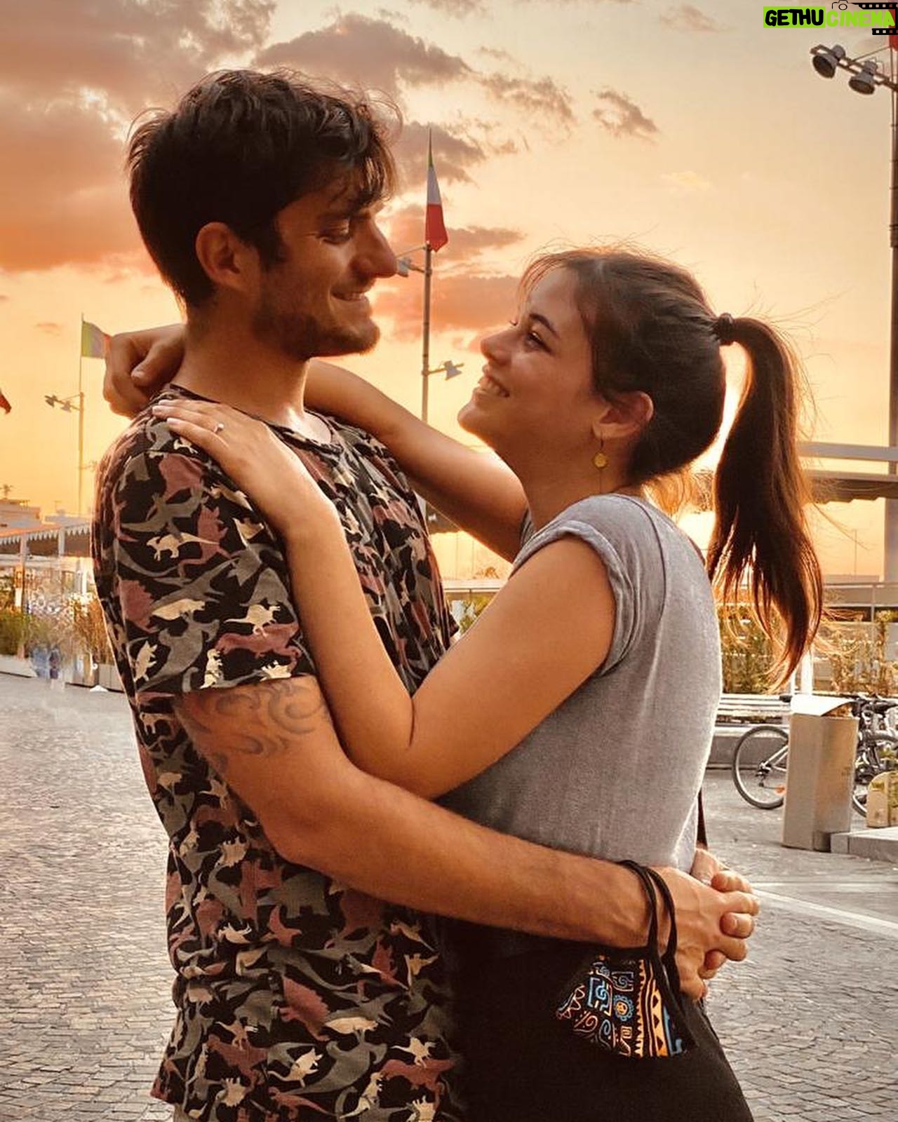 Neva Leoni - 13.2K Likes - 🎂IL POST DI COMPLEANNO DI CLAUDIO🎂
Buon compleanno.
Fine.
Che altro devo dire?
No vabbè il discorsone sdolcinato no ragazzi, ve prego!
Vabbè dai…
Claudio è l’uomo della mia vita. Nel senso proprio che non ci stanno fatti qua, senza di lui la mia vita peggiorerebbe sensibilmente.
Lo amo. In una maniera non quantificabile.
Se potessi indossarlo come uno zaino e portarlo con me tutto il giorno e ovunque lo farei.
Forse lo farò.
Ci proviamo quando rientra a casa.
Probabilmente per farcela dovrò sollevare un poco di pesi, magari fare qualche squat…
Ti amo vecchio maritozzo mio, buon compleanno♥️🎂