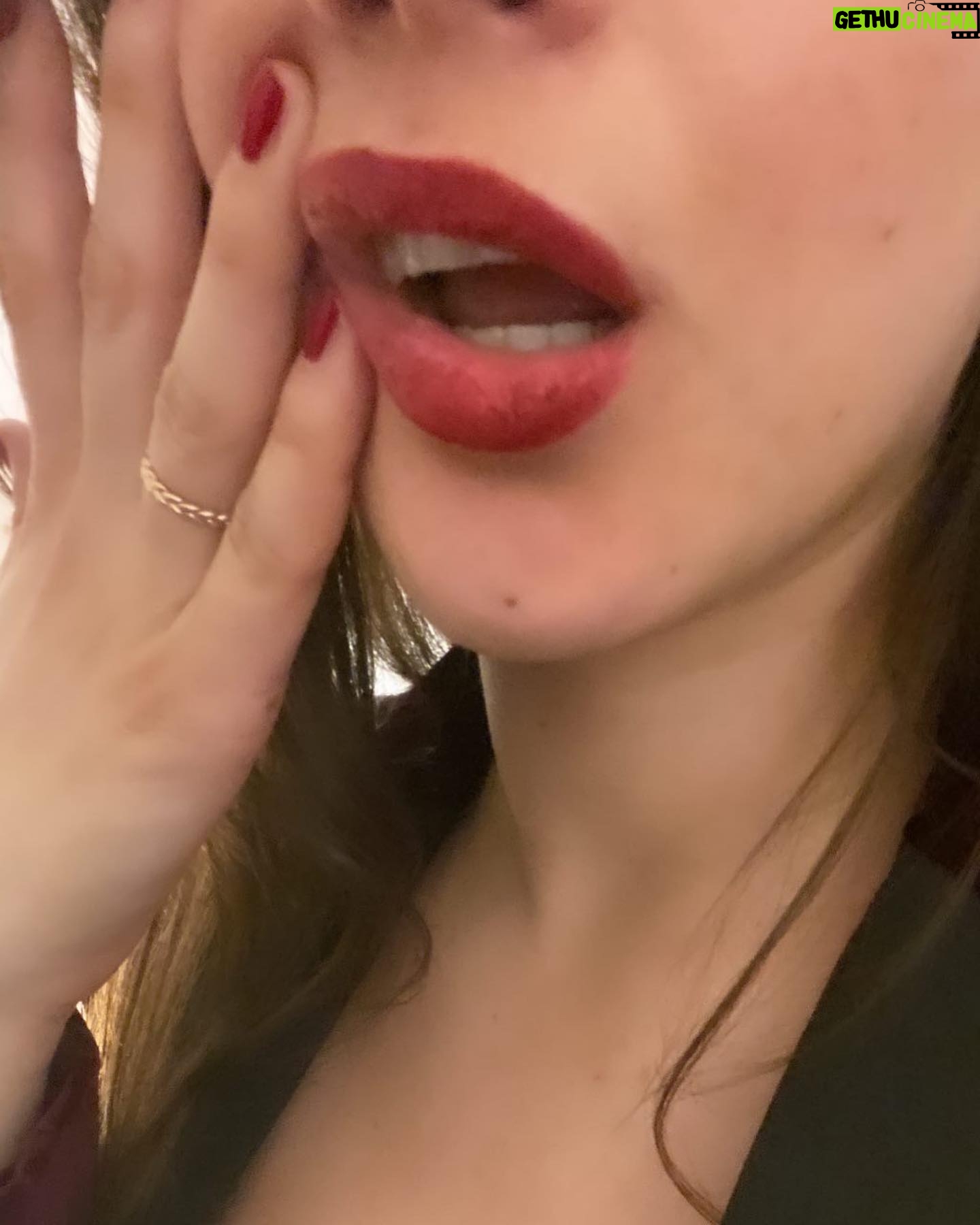 Neva Leoni Instagram - ✨2024✨ Con le persone giuste la parola “fine” non esiste. Nemmeno la parola “sobrio”. E nemmeno “desossiribonucleico”. Buon anno♥️