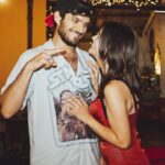 Neva Leoni Instagram - 🎂IL POST DI COMPLEANNO DI CLAUDIO🎂 Buon compleanno. Fine. Che altro devo dire? No vabbè il discorsone sdolcinato no ragazzi, ve prego! Vabbè dai… Claudio è l’uomo della mia vita. Nel senso proprio che non ci stanno fatti qua, senza di lui la mia vita peggiorerebbe sensibilmente. Lo amo. In una maniera non quantificabile. Se potessi indossarlo come uno zaino e portarlo con me tutto il giorno e ovunque lo farei. Forse lo farò. Ci proviamo quando rientra a casa. Probabilmente per farcela dovrò sollevare un poco di pesi, magari fare qualche squat… Ti amo vecchio maritozzo mio, buon compleanno♥️🎂
