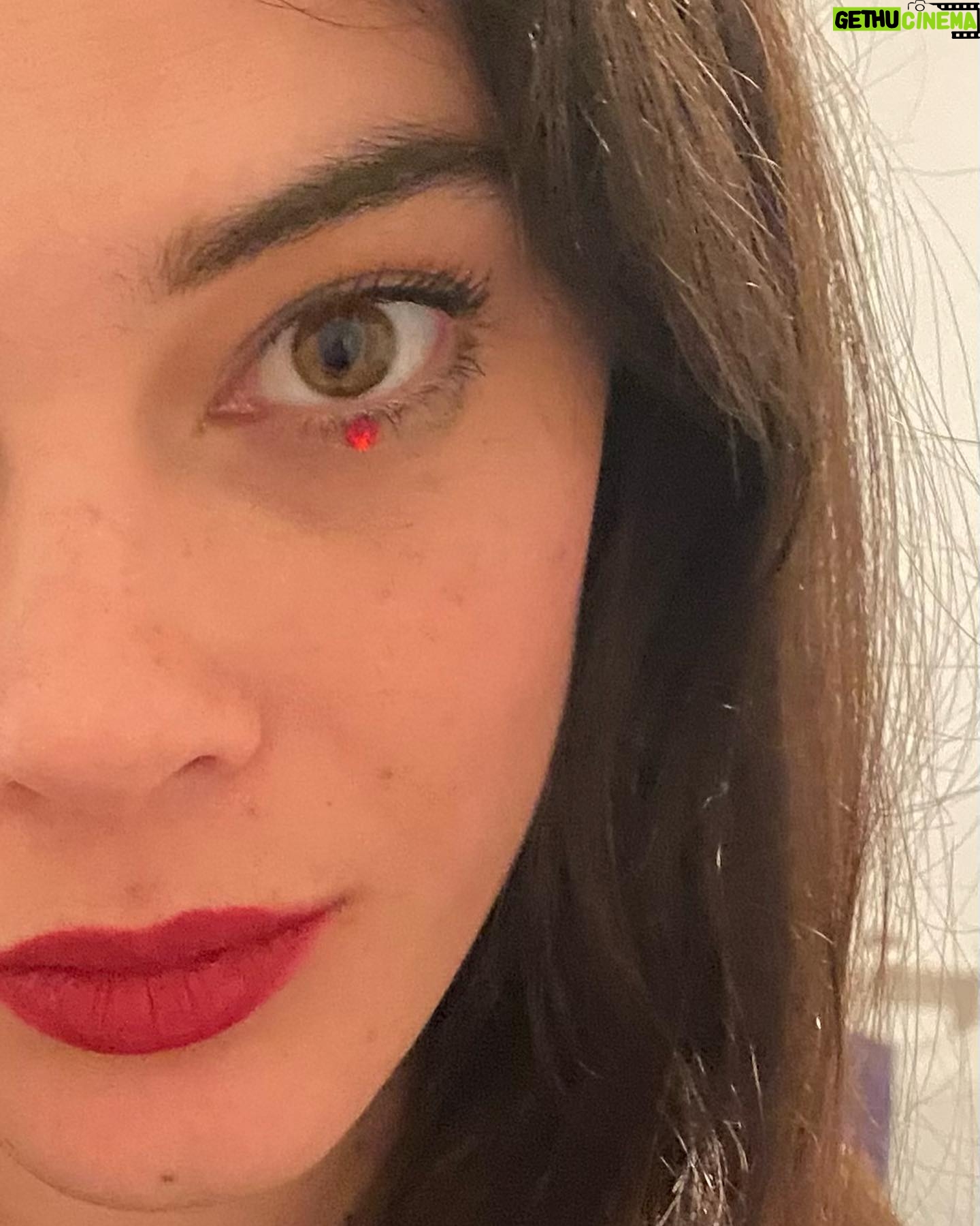 Neva Leoni Instagram - ✨2024✨ Con le persone giuste la parola “fine” non esiste. Nemmeno la parola “sobrio”. E nemmeno “desossiribonucleico”. Buon anno♥️