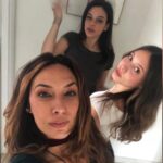 Neva Leoni Instagram – In questa famiglia ci siamo divise i compiti:
Io sono la logica e il senso pratico, tu sei l’emotività, la spontaneità del momento. 
Io sono il cervello e tu sei il cuore…il che vuol dire che comunque siamo messi malissimo.
Buon compleanno alla mia metà, al lato leggero di me, alla mia compagna di casini e complice per la vita🌼 ti voglio bene @margheritaperla nell’ultima foto ti ho messo un suggerimento su come festeggiare finché non torno
