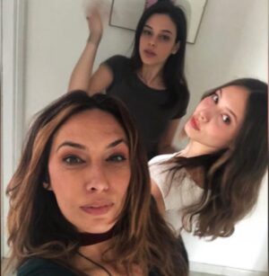 Neva Leoni Instagram - In questa famiglia ci siamo divise i compiti:
Io sono la logica e il senso pratico, tu sei l’emotività, la spontaneità del momento. 
Io sono il cervello e tu sei il cuore…il che vuol dire che comunque siamo messi malissimo.
Buon compleanno alla mia metà, al lato leggero di me, alla mia compagna di casini e complice per la vita🌼 ti voglio bene @margheritaperla nell’ultima foto ti ho messo un suggerimento su come festeggiare finché non torno