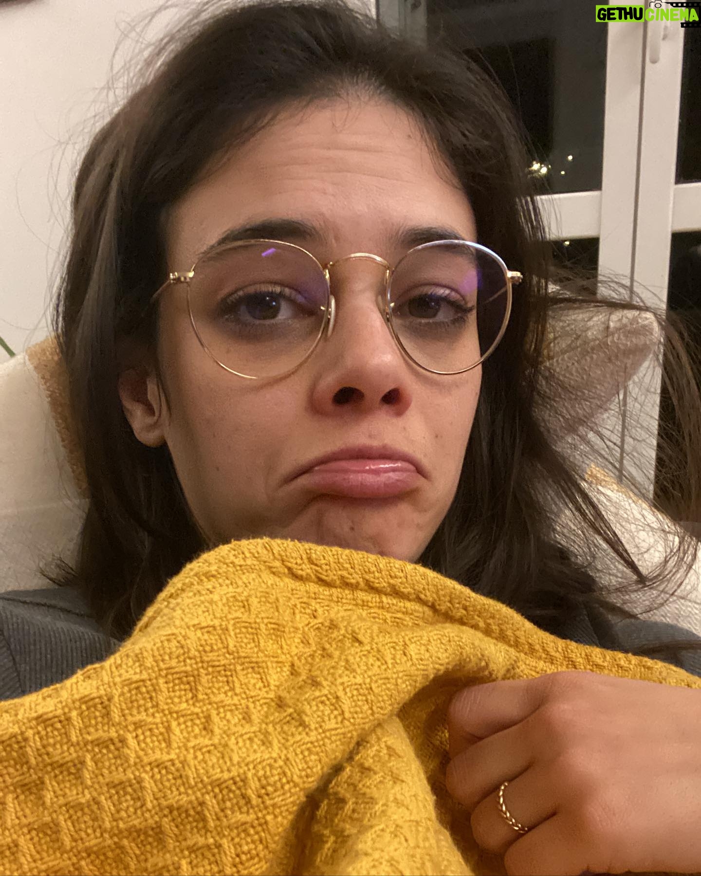 Neva Leoni Instagram - Cronache di una giornata di influenza🤒 1 Sveglia con influenza 2 Improvvisa botta di energia e speranza 3 Ricaduta