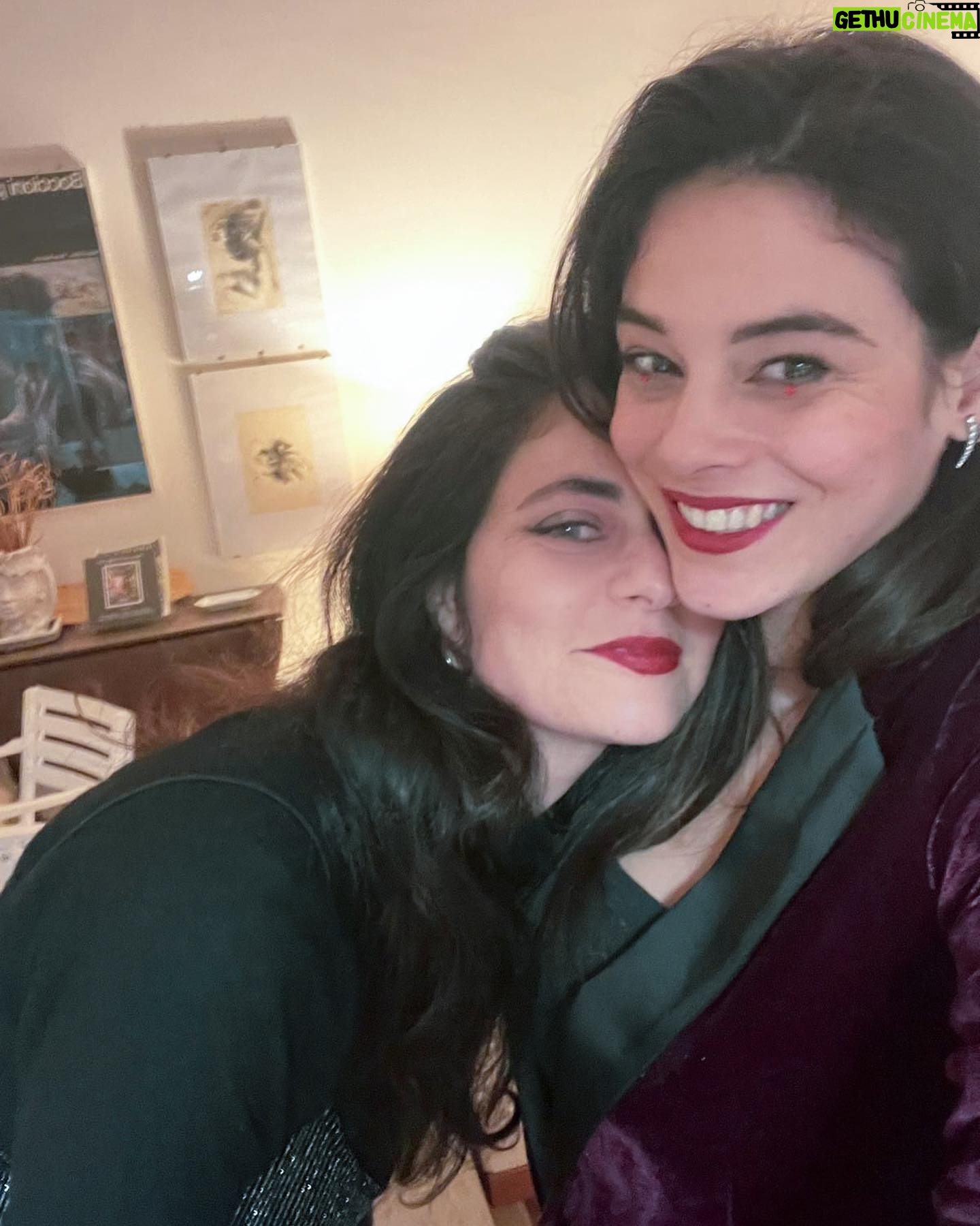 Neva Leoni Instagram - ✨2024✨ Con le persone giuste la parola “fine” non esiste. Nemmeno la parola “sobrio”. E nemmeno “desossiribonucleico”. Buon anno♥️