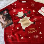 Neva Leoni Instagram - L’albero prima dell’8 non si fa… Ma in questa casa il natale inizia quando arriva il maglione natalizio di @savethechildrenitalia ,il cui acquisto da @ovspeople contribuisce ad aiutare tanti bambini e bambine soprattutto in progetti volti a contrastare la malnutrizione infantile♥️ Ormai è una tradizione🎄 #savethechildrenitalia #ovs #christmasjumperday