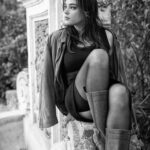 Neva Leoni Instagram - Neva @nevaleoni Uno degli aspetti che amo di più del mio lavoro è l’incontro . Talvolta casuale, ma quasi sempre significativo .. Nulla è mai per caso, ne sono certa . Ho avuto la fortuna di vedere attraverso il mio obiettivo una donna bella, forte , ironica , semplice e spontanea. Tutto questo per me è un regalo grande. Grazie @nevaleoni per questo pomeriggio fatto non solo di fotografia ma anche di chiacchiere e risate. #bnwphotography #actress #bnw_captures