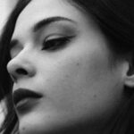 Neva Leoni Instagram - Neva @nevaleoni Uno degli aspetti che amo di più del mio lavoro è l’incontro . Talvolta casuale, ma quasi sempre significativo .. Nulla è mai per caso, ne sono certa . Ho avuto la fortuna di vedere attraverso il mio obiettivo una donna bella, forte , ironica , semplice e spontanea. Tutto questo per me è un regalo grande. Grazie @nevaleoni per questo pomeriggio fatto non solo di fotografia ma anche di chiacchiere e risate. #bnwphotography #actress #bnw_captures