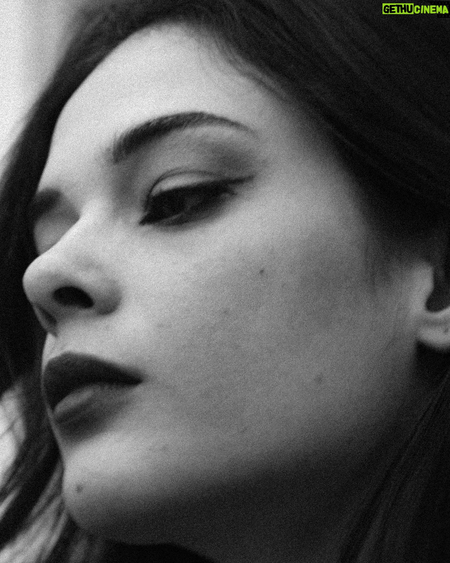 Neva Leoni Instagram - Neva @nevaleoni Uno degli aspetti che amo di più del mio lavoro è l’incontro . Talvolta casuale, ma quasi sempre significativo .. Nulla è mai per caso, ne sono certa . Ho avuto la fortuna di vedere attraverso il mio obiettivo una donna bella, forte , ironica , semplice e spontanea. Tutto questo per me è un regalo grande. Grazie @nevaleoni per questo pomeriggio fatto non solo di fotografia ma anche di chiacchiere e risate. #bnwphotography #actress #bnw_captures