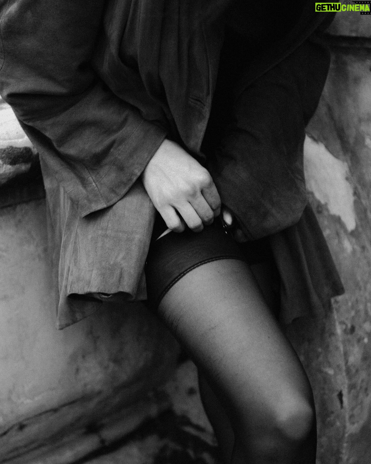 Neva Leoni Instagram - Neva @nevaleoni Uno degli aspetti che amo di più del mio lavoro è l’incontro . Talvolta casuale, ma quasi sempre significativo .. Nulla è mai per caso, ne sono certa . Ho avuto la fortuna di vedere attraverso il mio obiettivo una donna bella, forte , ironica , semplice e spontanea. Tutto questo per me è un regalo grande. Grazie @nevaleoni per questo pomeriggio fatto non solo di fotografia ma anche di chiacchiere e risate. #bnwphotography #actress #bnw_captures