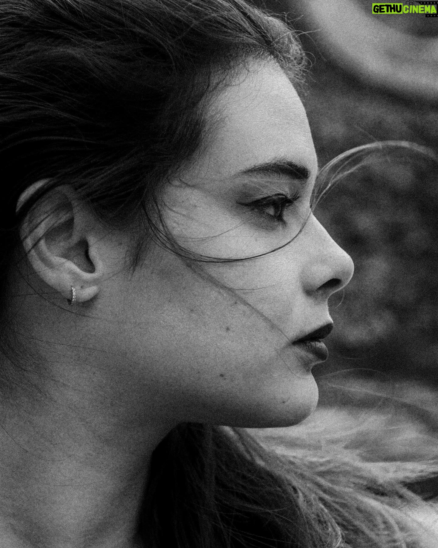 Neva Leoni Instagram - Neva @nevaleoni Uno degli aspetti che amo di più del mio lavoro è l’incontro . Talvolta casuale, ma quasi sempre significativo .. Nulla è mai per caso, ne sono certa . Ho avuto la fortuna di vedere attraverso il mio obiettivo una donna bella, forte , ironica , semplice e spontanea. Tutto questo per me è un regalo grande. Grazie @nevaleoni per questo pomeriggio fatto non solo di fotografia ma anche di chiacchiere e risate. #bnwphotography #actress #bnw_captures