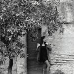 Neva Leoni Instagram - Neva @nevaleoni Uno degli aspetti che amo di più del mio lavoro è l’incontro . Talvolta casuale, ma quasi sempre significativo .. Nulla è mai per caso, ne sono certa . Ho avuto la fortuna di vedere attraverso il mio obiettivo una donna bella, forte , ironica , semplice e spontanea. Tutto questo per me è un regalo grande. Grazie @nevaleoni per questo pomeriggio fatto non solo di fotografia ma anche di chiacchiere e risate. #bnwphotography #actress #bnw_captures