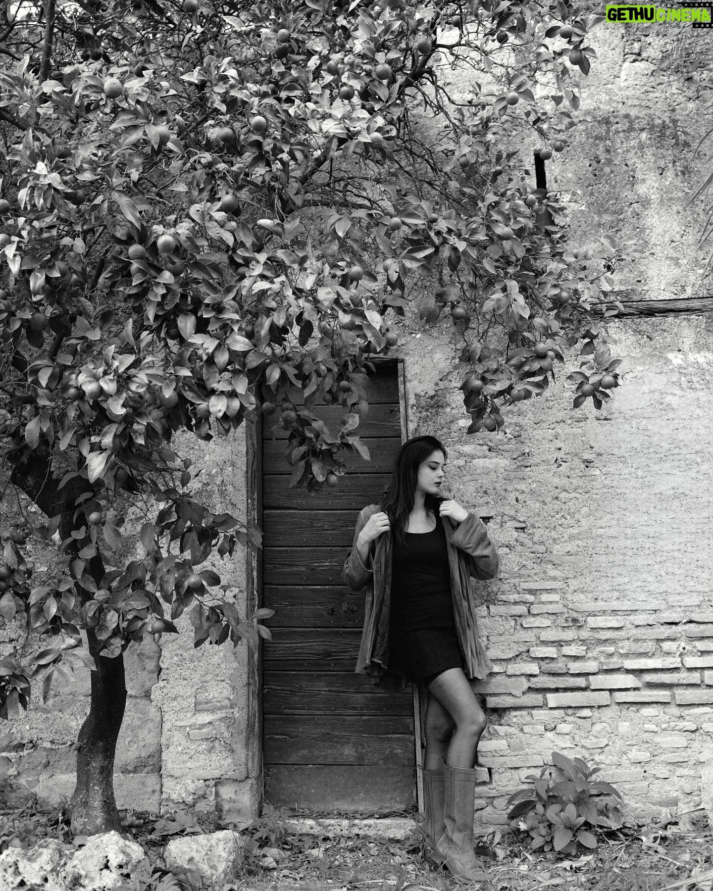 Neva Leoni Instagram - Neva @nevaleoni Uno degli aspetti che amo di più del mio lavoro è l’incontro . Talvolta casuale, ma quasi sempre significativo .. Nulla è mai per caso, ne sono certa . Ho avuto la fortuna di vedere attraverso il mio obiettivo una donna bella, forte , ironica , semplice e spontanea. Tutto questo per me è un regalo grande. Grazie @nevaleoni per questo pomeriggio fatto non solo di fotografia ma anche di chiacchiere e risate. #bnwphotography #actress #bnw_captures