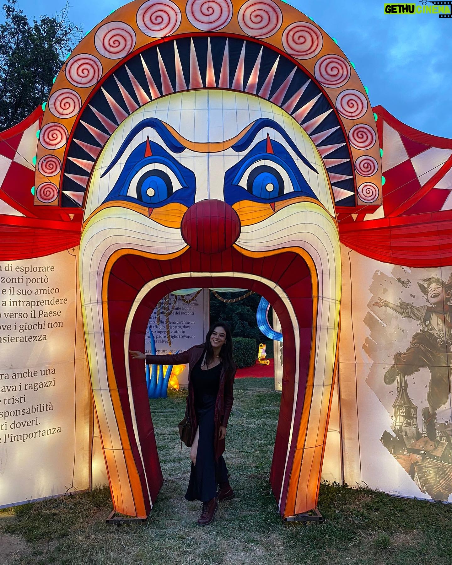Neva Leoni Instagram - Il clown più triste del mondo e la nipote festaiola del grillo parlante in giro per il paese dei balocchi🎡 @thisiswonderlanditaly #invitedby