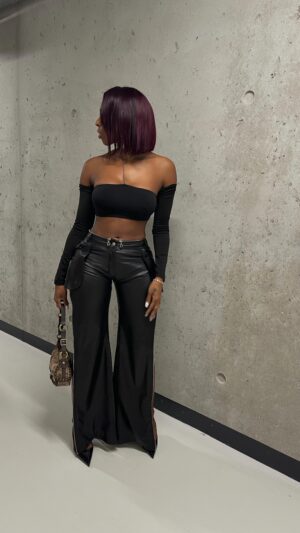 Neverly Paris Instagram - New hair by @amandineluxioushair outfit by @yourgarmentz ( top : plein sud , pantalon : cuire Dior vintage , sac : Roberto cavalli, shoes : Zara ) 🩶