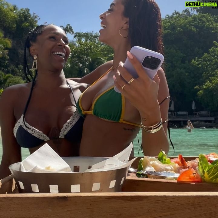 Neverly Paris Instagram - C’est toujours trop bon de revenir sur mon île 🐚🥥🫶🏾