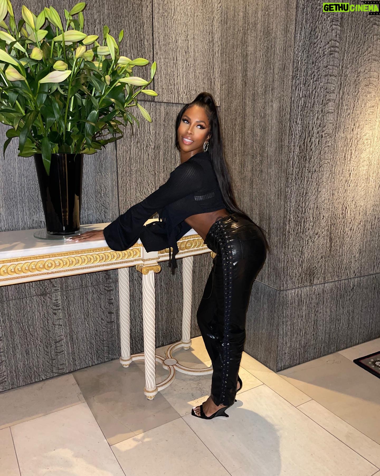 Neverly Paris Instagram - Black on black 🖤