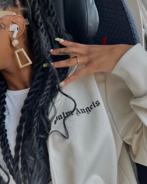 Neverly Paris Instagram - Next flight 💨