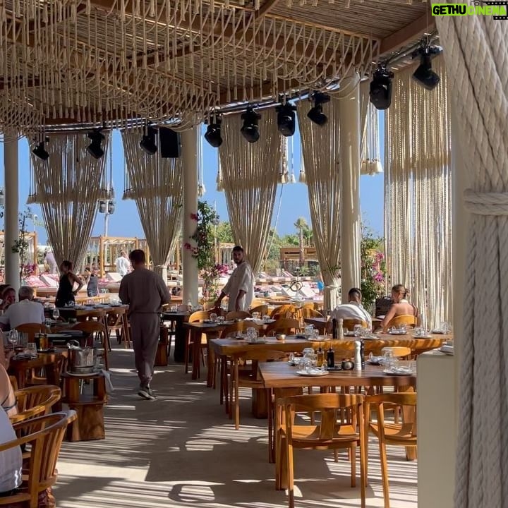Neverly Paris - 12.5K Likes - Mykonos 🩵