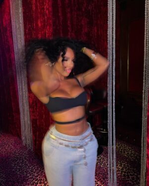 Neverly Paris Instagram - release party @shayizi 🖤 Pour vu qu’il pleuve dispo sur toutes les plateformes