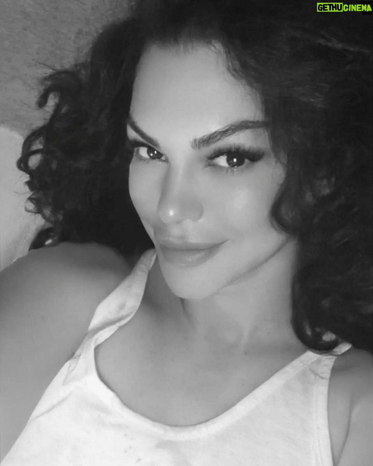Nez - 1.3K Likes - Smile babe still looking at you 👀👁️💋