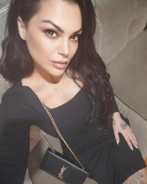 Nez Instagram - 🖤 hazırız 🖤

#kızlargecesi 
#girlsnightout